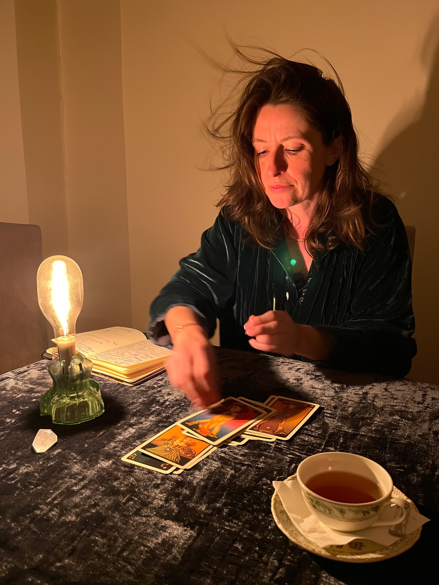Wróżka Magdalena podczas interpretacji tarota